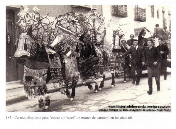 carroza-dispuesta-para-entrar-a-ofrecer-un-martes-de-carnaval-herencia-en-los-60