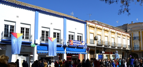 herencia-plaza-con-banderas-locales-perle